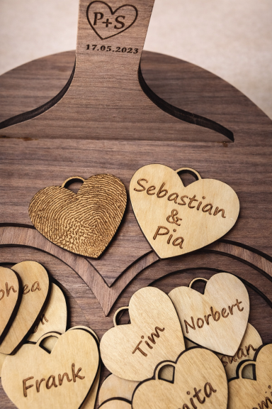 Hochzeits-Gästebaum aus Holz mit Namensherzen und Fingerabdruck – Detailansicht