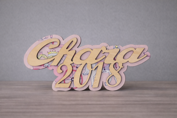 Personalisiertes Namensschild aus Holz mit integriertem Erinnerungsmaterial