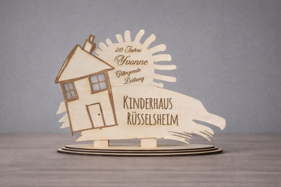Maßgefertigtes Jubiläumsgeschenk aus Holz für Kita-Leitung